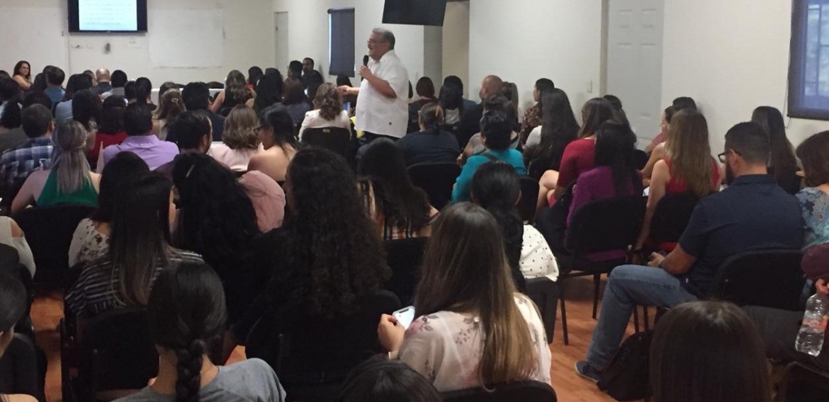 La jornada académica se llevó a cabo a través de la presentación de la conferencia “Los retos de la investigación educativa”, a cargo del Mtro. Esteban García Hernández