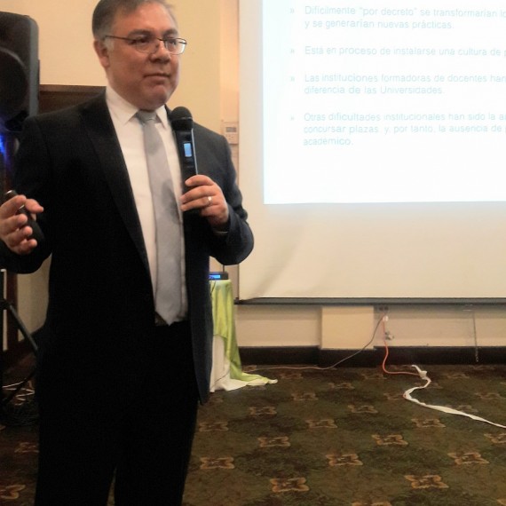 El Dr. Jorge Sandoval Aldana, presenta la conferencia de clausura del 3er Encuentro Nacional de Cuerpos Académicos: «Retos de la investigación en las Instituciones Formadoras de Docentes».